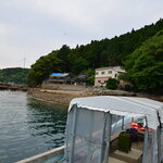 魚山人 - 桟橋からお店の全景