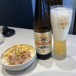 日乃屋カレー - 瓶ビール小瓶350円、ツナコーンサラダ150円