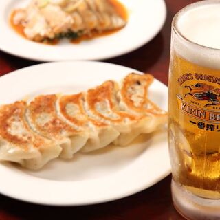 【晩酌セット】お好きなドリンク+特製餃子+小皿料理が680円