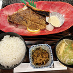 かど新 - 焼魚(鮪のカマ焼き)定食、ご飯少なめ_¥930