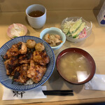 とり満 - ◆ （ランチ）炭焼き きじ丼　¥790
            味噌汁、サラダ、小鉢、お新香