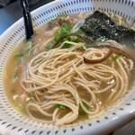 麺哲肉平 - 王道系豚骨スープと細麺ストレート。美味しかったデス。