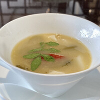 中国菜 老四川 飄香 銀座三越店 - 真鯛の酸菜魚
                    芥子菜のピクルスで真鯛を煮たスープですが、発酵した酸味が複雑な旨味となりほんのり辛味を遠くに感じるのです♪
                    真鯛にも酸っぱちょいピリ辛スープがとてもいい塩梅、夏らしいですねこの味わいは。