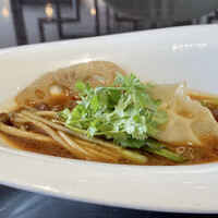 中国菜 老四川 飄香 銀座三越店 - 手作りニラたっぷり水餃子の火鍋風スパイシー煮込み
                      この餃子が凄く美味しい！
                      中の具が詰まってます♪
                      ニラの風味がいいですね、この餃子もっと食べたい奴です♪
                      ネギとブラウンえのきにハスの食感も最高！