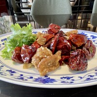 中国菜 老四川 飄香 銀座三越店 - 辣子鶏・ラーズーチー
                    唐辛子がてんこ盛りの中から鶏の唐揚げを宝探し♪
                    ピリッとスパイシーで美味しい♬
                    山椒の舌にピリッとする感じも刺激的！
                    生姜とニンニクがたっぷり、夏を前にスタミナ付けちゃってます♪