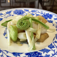 中国菜 老四川 飄香 銀座三越店 - ホタテと季節野菜の塩炒め
                    こごみにアスパラガスにそら豆、黄韮と葱とエリンギ、火入れが軽く野菜の色味とシャキシャキさが活きています。
                    ホタテがプルンプルン、これは新鮮さがあるからこその食感、美味しい♪