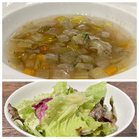 アクイロット - ミネストローネ
                トマトを使わないミネストローネ、味付けは軽くあっさりとした味わい、さいの目切りにした玉ねぎ・ごぼう・人参・セロリ・茄子が豊富に入っています。
                
                サラダの玉ねぎドレッシングが美味しい♪
