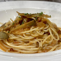 アクイロット - 熊本県産、新ごぼうとベーコンのトマトラグーソース
                トマトの香りが良いパスタが登場しました♪
                新ごぼうが柔らかで風味が良いな。
                ベーコンの旨味がトマトの酸味と馴染み、パスタと絡まるとこれは美味しいです♪