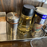麺屋 茅根 - 料理写真:調味料達、ラー油はないんだなぁ…