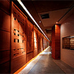 北新地 すがはら - 備長炭を眺めながらの入り口。