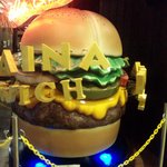 KUA`AINA - 巨大なハンバーガ オブジェ