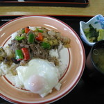 あこや会館 - 牛肉のバジル炒め丼