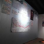 工 - 焼きとりの短冊の横に、ワインのメニューが。