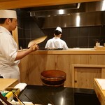 鮨 むらやま - 炭を仰ぐ親方と、仕込み中のショウキちゃん