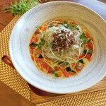 担々麺 錦城 - 料理写真:夏の定番錦城メニュー！冷やし坦々麺。生姜などの薬味がプラスされた白いクリーミーなスープが食欲をそそります。夏野菜たっぷりでバテ気味の時に特におすすめです。