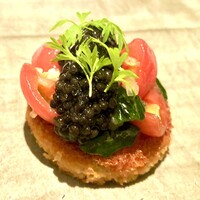 カンテサンス - フルーツトマトとキャビアを乗せたブリオッシュカナッペ　生地が香ばしく旨い