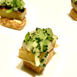 カンテサンス - ジューシーな茄子と香ばしいアーモンドサブレの食感が面白い　小さなながらも味わえる一皿目