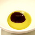 カンテサンス - ココナッツムースにヘーゼルナッツオイル　その上にエスプレッソ　甘みと香ばしさ、苦味のハーモニー　なんとも言えない旨さですね♫