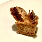 カンテサンス - カリッと焼かれたアーモンドの小菓子