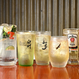 Delicious drinks are served with Izakaya (Japanese-style bar) menus such as Fried food and Simmered dish.