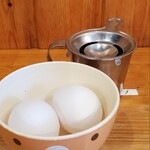 濃厚味噌ラーメン さごはち - 無料サービスの卵を2つ。セパレーターが嬉しい(*´ч ` *)