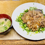 お食事の店 多津田 - 並び始めてから20分程でお目見え。お味噌汁はあっさり白味噌でネギワカメ豆腐が入って家庭的なお味。