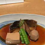 Sushi Kappou Fukumatsu - 煮魚定食 銀だらの煮つけと刺身三点盛セット１９８０円。銀鱈の煮付け。見えませんが、縁側部分は別に調理して添えられています。キチンとした和食の味わいで、優秀な御飯泥棒です（╹◡╹）