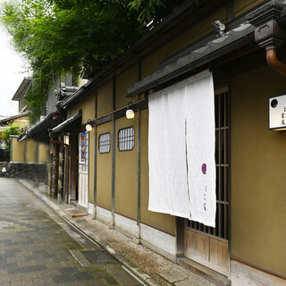 京都らしい風情が色濃くのこる祇園・八坂通りのロケーション