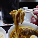 牛すじカレー 小さなカレー家 - うどんは氷水で〆られ、熱々のカレーと対照的だ。