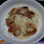 牛すじカレー 小さなカレー家 - 冷たいうどんには味噌チキンがアシラワれている。