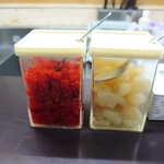 牛すじカレー 小さなカレー家 - 卓上の福神漬とらっきょう