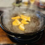 比良山荘 - ◎京都塚原産の朝掘りタケノコを煮ていく。