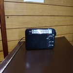 牛すじカレー 小さなカレー家 - 新しくなって、ラジカセからポータブルラジオになった。