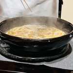 比良山荘 - ◎月鍋うどん（特注の手延べ三輪うどん）を煮込んて行く。