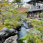 比良山荘 - ◎山から清流を庭に引いている。