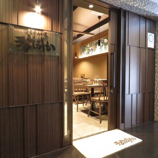 Dousan Youniku Kappou Ramu Pirika - ビルの7階にある店舗の入り口はデザイナーさんが手掛けたモダンな木目調の玄関です。