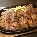 蔵の舞 - 鉄板からハミ出るステーキセット
                                チープな感じのお肉も
                                結構好きです(^｡^)
