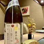Dousan Youniku Kappou Ramu Pirika - 荷札酒　黄水仙新潟県　加茂錦酒造　濃密さと程よいガス感を感じる低アルコールの無濾過生酒。スーッと抜ける後味が軽快なお酒です。