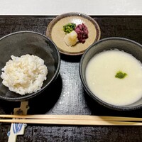 山ばな平八茶屋 - ご飯：麦飯とろろ汁 香物