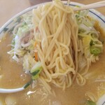 栄華 - みそラーメン900円(税込)
            旨味が溢れだした熱々味噌スープがたまらん♪旨くてついつい飲み過ぎちゃいますが、結構塩分強めなので注意。
            相変わらず栄華のみそラーメンは美味いね、次回は絶品チャーハンだな！