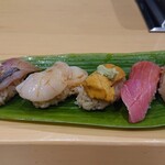 宮城の魚と赤酢のお寿司 魚が肴 - 親方のおまかせ握り５貫(赤酢の寿司、江戸前風に醤油が塗ってあります。)