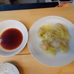 Gyouza Ya Senri - 手作り皿ワンタン