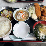 Manten Sakaba - 【ランチ】満腹定食（刺身•モツ煮・白身フライとから揚げ・あら汁・ご飯）