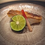 新ばし 星野 - シラカワの炭火焼き。大好きなアマダイ。パリパリの鱗を楽しむために、酢橘は身にだけ掛けて、との事。大きくパクリと食べたら、見事に火傷した熱々さが素敵すぎる。