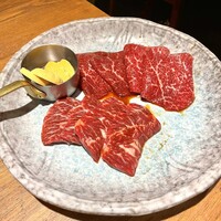 焼肉 うしみつ 恵比寿本店 - ⑥タレ焼物〜
                    　厳選和牛赤身肉1種　～雲丹バター
                    　厳選ハラミ　～秘伝のつけダレ