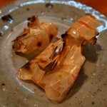 鮨　大和 - 海老の殻 炙り