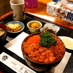 食事処 与加路 - 与加路丼(￥1800)。
丼+小鉢4品とお味噌汁！