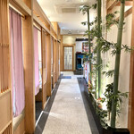 Kaniryouri Kourahonten - 個室から広間まで。ゆったりした空間が魅力的です。