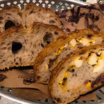 ピッツェリア ブラチェリア チェザリ - 自家製パンは2種類 玉子とベーコンの入ったトルタノはボリュームあって美味しい