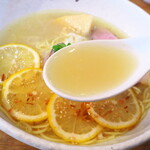 ラーメンやんぐ - 明快に酸っぱくて、後味に豚骨が香るスープ。酸っぱいもの好き御用達、振り切った味の設計だ